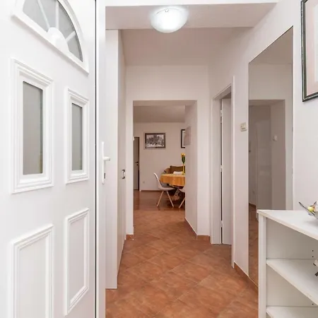 Dinka Апартаменти Трогір