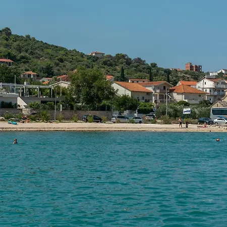 Dinka Апартаменти Трогір